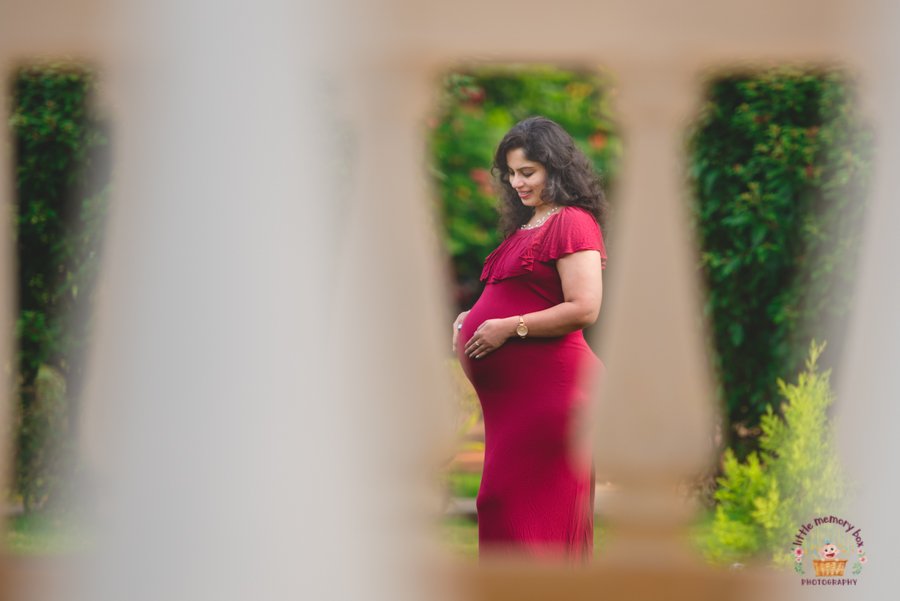 maternity pose by Maternity photographer in bangalore